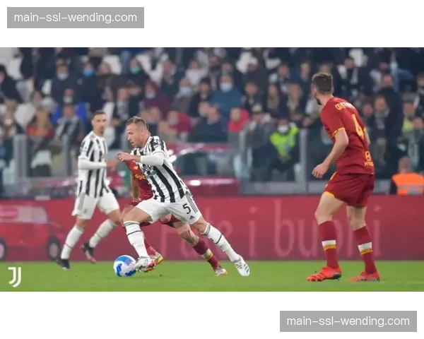 特写:西班牙教练马克斯·卡列哈在战术板前的最后一分钟布置 特写:西班牙教练马克斯·卡列哈在战术板前的最后一分钟布置